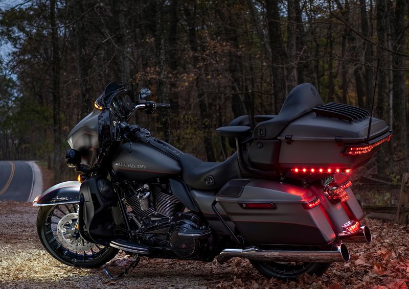Harley-Davidson Accessories The Harley-Davidson Kahuna Collection's rich gloss black surface is interrupted by a powerful raised bridge that draws the eye from leading to trailing edge. Gloss black finish with a red Bar & Shield logo. Includes black zinc mounting hardware.