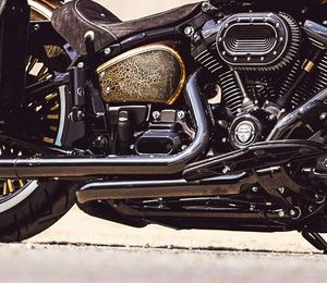 Harley-Davidson Accessories Clutch Release Cover in gloss black. OEM part of the Heritage and FXDR.