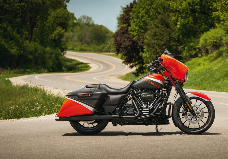 Harley-Davidson Accessories This low-profile oval air cleaner features an exposed filter element and a cast back plate designed to provide maximum air flow to the throttle body. Gloss black. Easy to install. Produces significant performance gains, while the stylish cover is tapered for added leg clearance. Includes low-profile air cleaner cover, high-flow filter element, cast aluminum back plate, diamond-cut Screamin' Eagle medallion, and all required installation hardware.