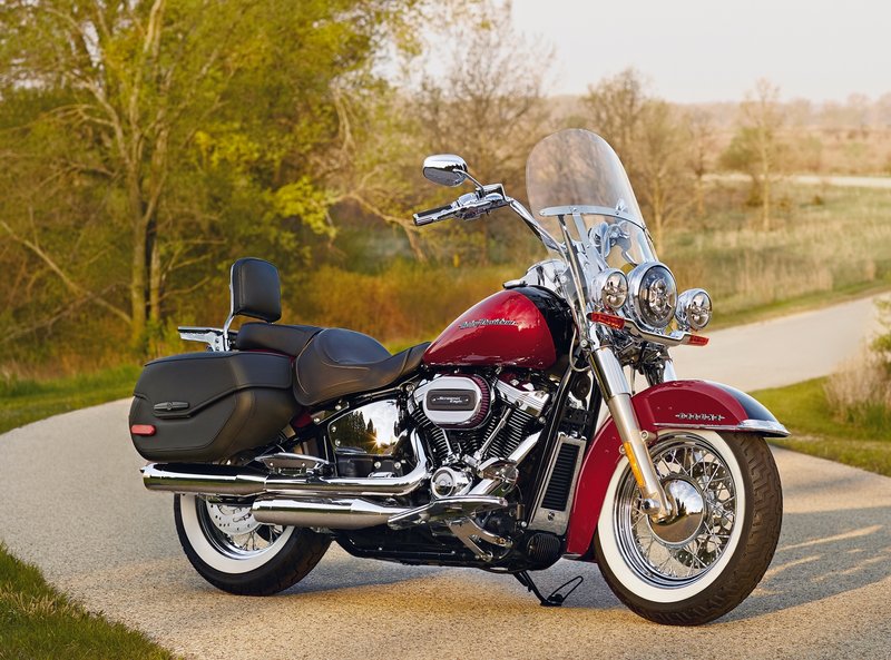 Harley-Davidson Accessories This low-profile oval air cleaner features an exposed filter element and a cast back plate designed to provide maximum air flow to the throttle body. Chrome. Easy to install. Produces significant performance gains, while the stylish cover is tapered for added leg clearance. Includes low-profile air cleaner cover, high-flow filter element, cast aluminum back plate, diamond-cut Screamin' Eagle medallion, and all required installation hardware.