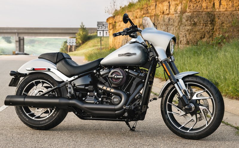 Harley-Davidson Accessories The open-face filter design of the Screamin' Eagle Extreme-Flow Air Cleaner Kit provides 60% more filtered surface area to flow 11% more air than a traditional perimeter high-flow filter. When combined with the smooth radius die-cast back plate, this open filter can feed a large displacement engine with an unobstructed flow of clean air. Round, Center Bolt - Extreme Open-Face Filter. Sized to fit behind Original Equipment or accessory center-bolt air cleaner covers. Includes the gloss-black finished die-cast back plate, an open-face washable oiled-cotton filter element, and all required installation gaskets and hardware. Optional Rain Sock (P/N 29400362) is available to protect the exposed element in inclement weather. 50-State U.S. EPA compliant.