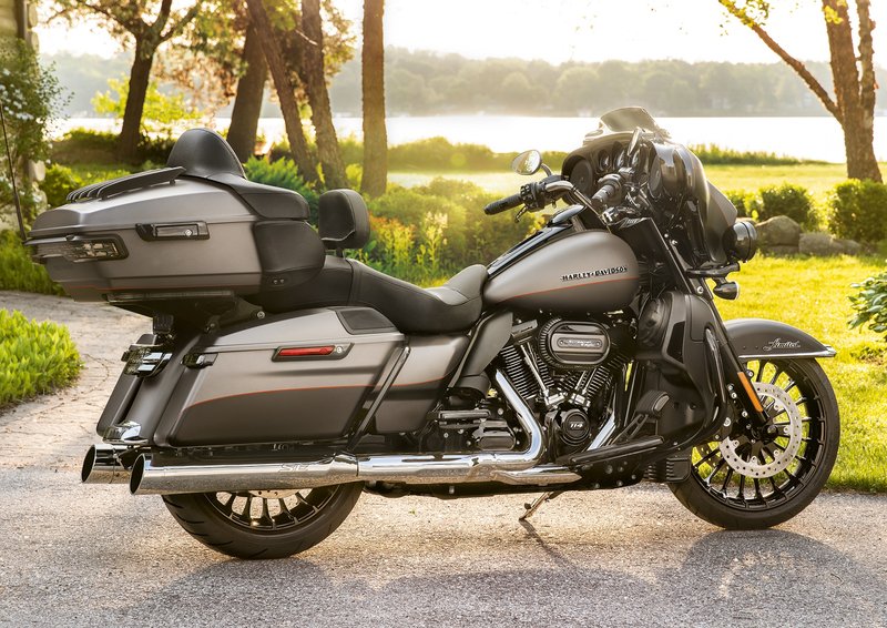 Harley-Davidson Accessories Understated but powerful, the Harley-Davidson Kahuna Collection's rich gloss black surface is surrounded by deeply grooved, rich black rubber that provides grip and traction where needed. Gloss black finish, styled to complement other Kahuna Collection accessories.