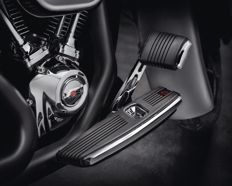 Harley-Davidson Accessories Understated but powerful, the Harley-Davidson Kahuna Collection's rich gloss black surface is surrounded by deeply grooved, rich black rubber that provides grip and traction where needed. Gloss black finish, styled to complement other Kahuna Collection accessories.