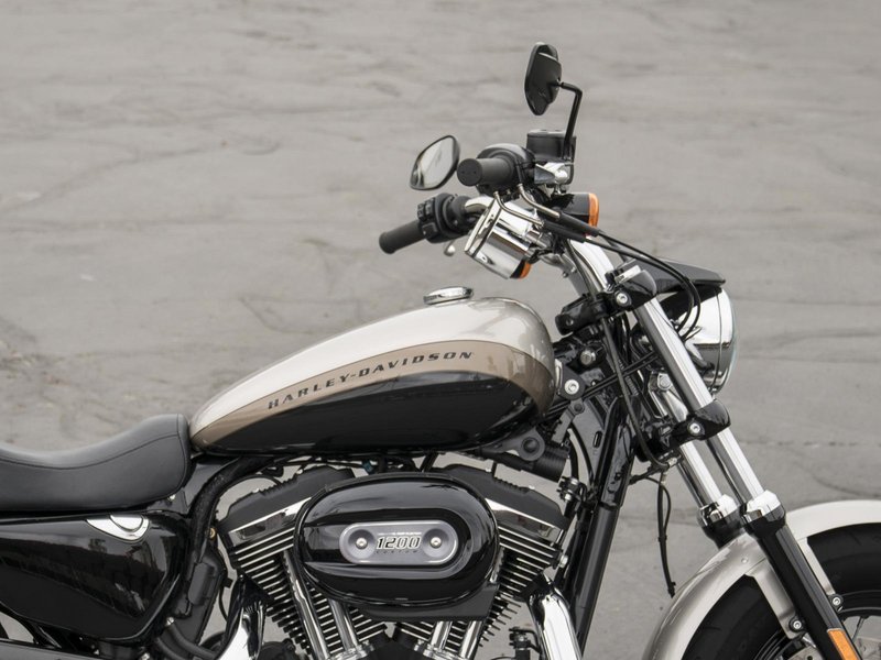 Harley-Davidson Accessories H-D Original Handlebar, polished. Bar diameter 1.00". Tip-to-tip 28.50". Pull back 4.75". Rise 3.75". Base width 7.50". Knurl width 4.14". Finish: polished stainless steel. Replacement part for 55840-04.