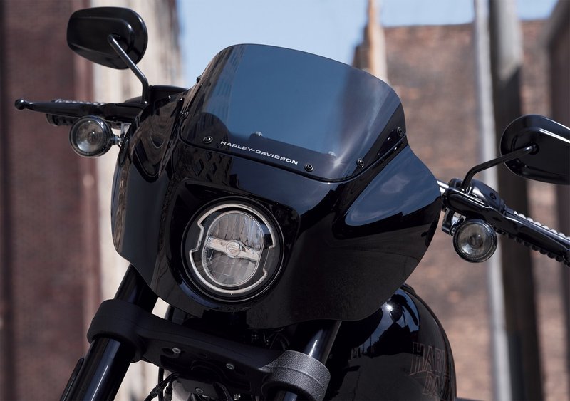 Harley-Davidson Accessories This street-performance-inspired quarter fairing is designed to reduce drag while providing a sleek, custom look. Vivid Black finish. The dark smoke windscreen features Harley-Davidson script on the lower leading edge and provides the wind protection you need to go all day, while looking sinister in the process. Requires separate purchase of a model-specific bracket kit.