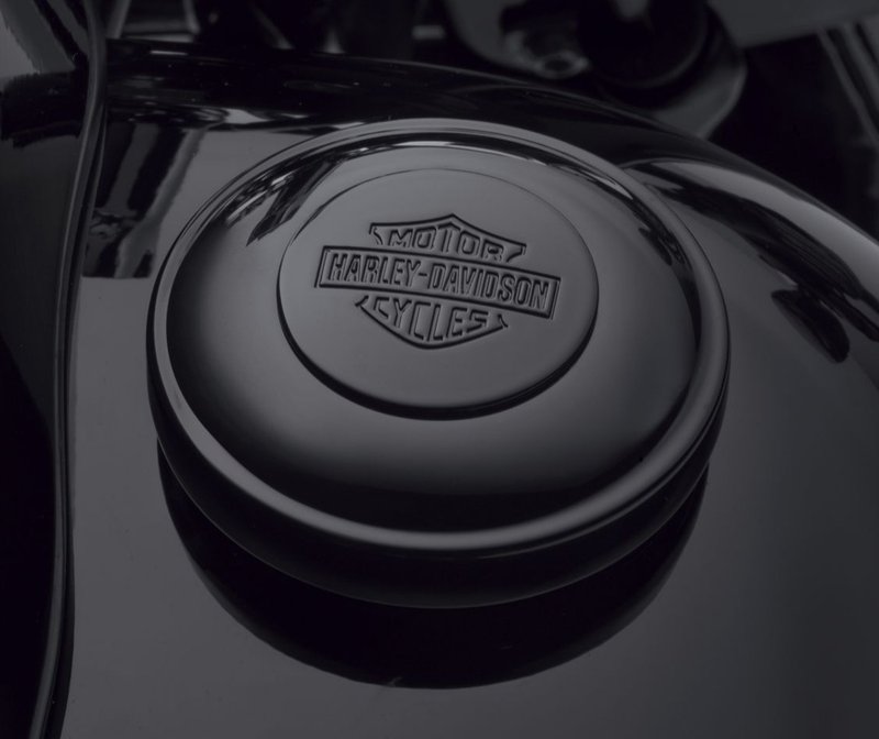 Harley-Davidson Accessories Functional and stylish, this polished cap features a convenient self-locking mechanism that automatically engages when the cap is twisted into position. Finished in gloss black. The key slot is hidden from view and protected from the elements by a swing-away cover bearing the Bar & Shield logo. A built-in ratcheting feature stops you over-tightening the cap and keeps the Bar & Shield logo centred. The kit includes two matching keys.