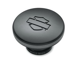 Drift over to the dark side with the Diamond Black Fuel Cap. It complements the Diamond Black Collection fuel gauge and is a perfect addition to a blacked-out custom ride. A ratcheting design ensures the design faces the correct direction. Easy to install. Replaces 62778-10.