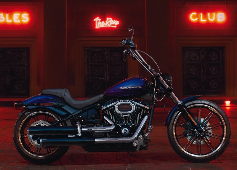 Harley-Davidson Accessories The Ventilator Extreme Air Cleaner Cover trims the face of the Screamin' Eagle Extreme Ventilator filter in style and features aggressive mounting lugs, polished stainless steel custom ARP fasteners and an inset Screamin' Eagle medallion. Chrome finish. Made from cast aluminum. Wraps the leading edge of the filter element, covering the rubber gasket without restricting air flow. Required to complete installation of the Ventilator Extreme Air Cleaner Kit (P/N 29400396 & 29400397). Includes necessary ARP hardware.