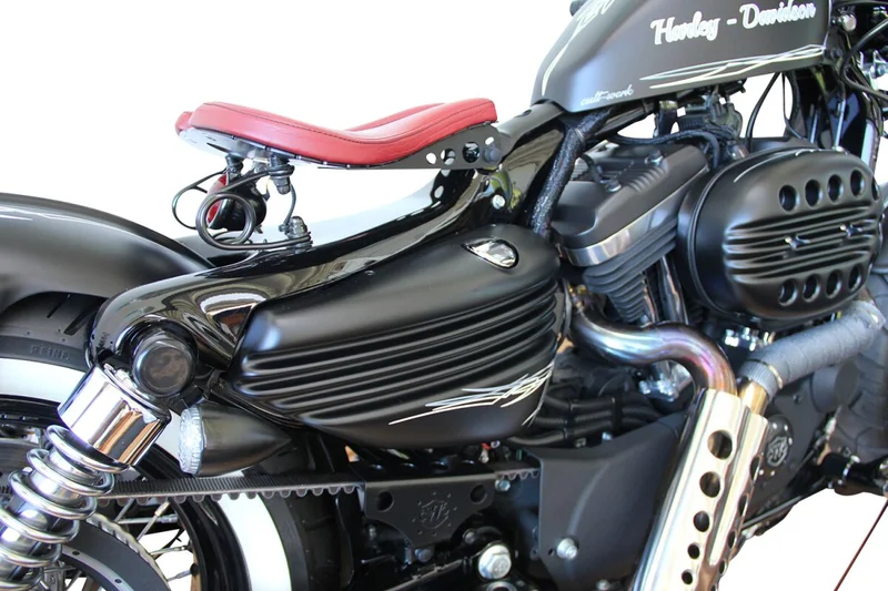 Cult-Werk ''Bobber'' side cover set. Gloss black