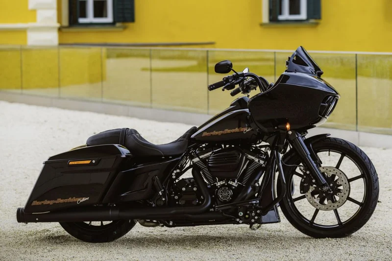 Cult-Werk Side covers ''Custom''. Gloss black