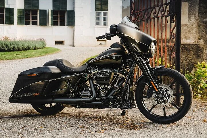 Cult-Werk Side covers ''Custom''. Matte black