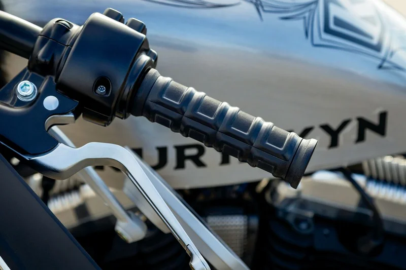 Kuryakyn GRIPS DILLINGER - HD 82-UP CAB
