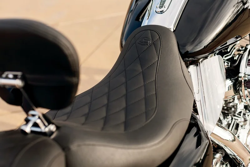 Mustang SEAT WIDE TRIPPER SOLO - FL 08