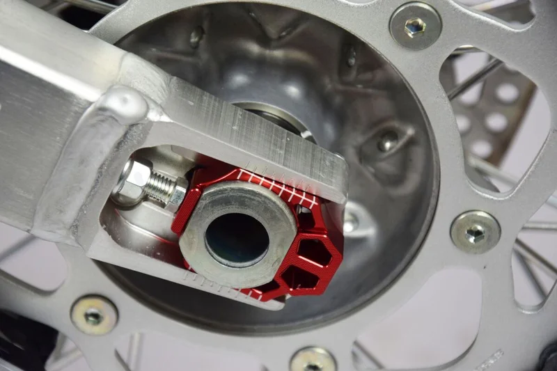 SCAR RACING AXLE BLOCK RED