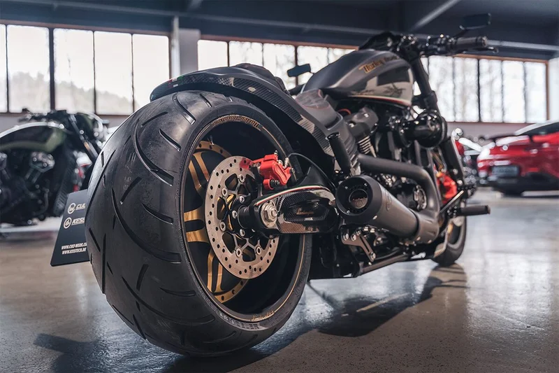 Cult-Werk Softail wide fender kit ''Racing''. Solo seat