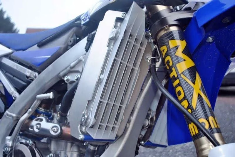 AXP RACING RADIATOR BRACE WRF BL