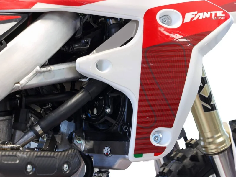 AXP RACING RADIATOR BRACE WRF/XEF AL