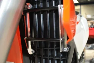 AXP RACING RADIATOR BRACE HVA TC/FC 18