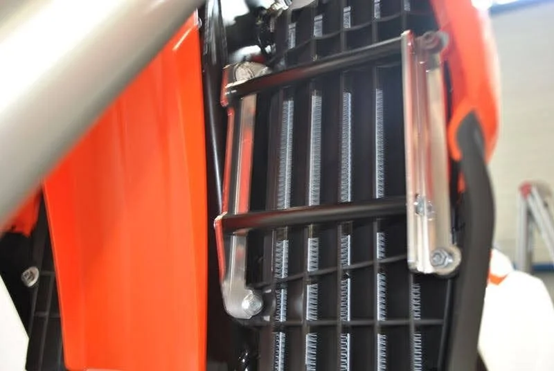 AXP RACING RADIATOR BRACE HVA TC/FC 18