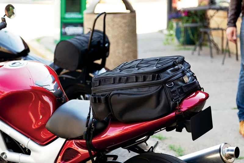 Kuryakyn BAG MOMENTUM ROAMER TAIL - BLA