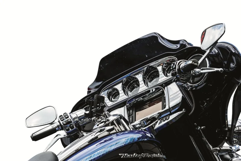 Kuryakyn TRIM DELUXE TRI-LINE STEREO -