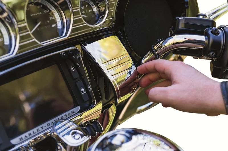 Kuryakyn TRIM DELUXE TRI-LINE STEREO -